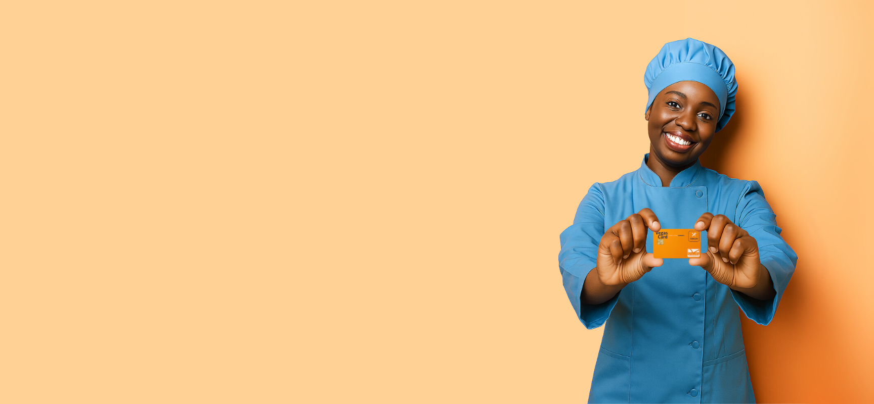 Pessoa sorrindo segurando cartão